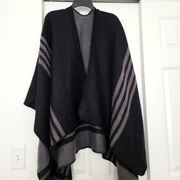 BB Dakota Sweaters - 💥Sweater Wrap/Shawl